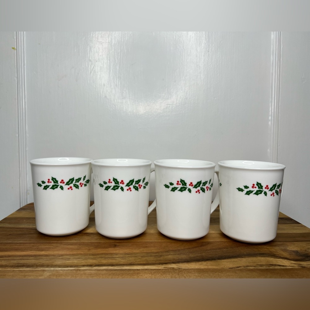 Vintage Corning Christmas Winter Holly Coffee Mugs Set of 4. - Picture 4 of 4